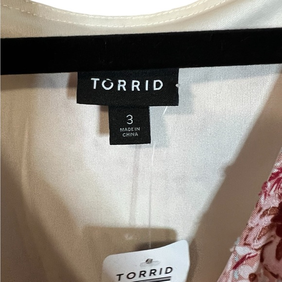 A beautiful Torrid dress in size 3X   Brand new with tags attached - Picture 8 of 9